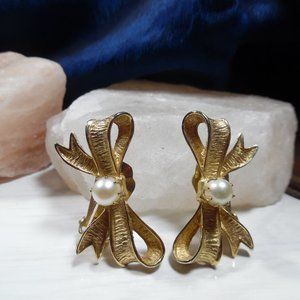 MARVELLA GOLDTONE BOW AND PEARL CLIP ON EARRINGS